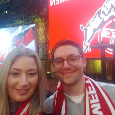 Tina mit dem Herrscher über die (Fanclub-)Tickets